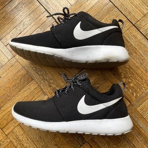 Nike Black/White Roshe One sneakers size 9.5